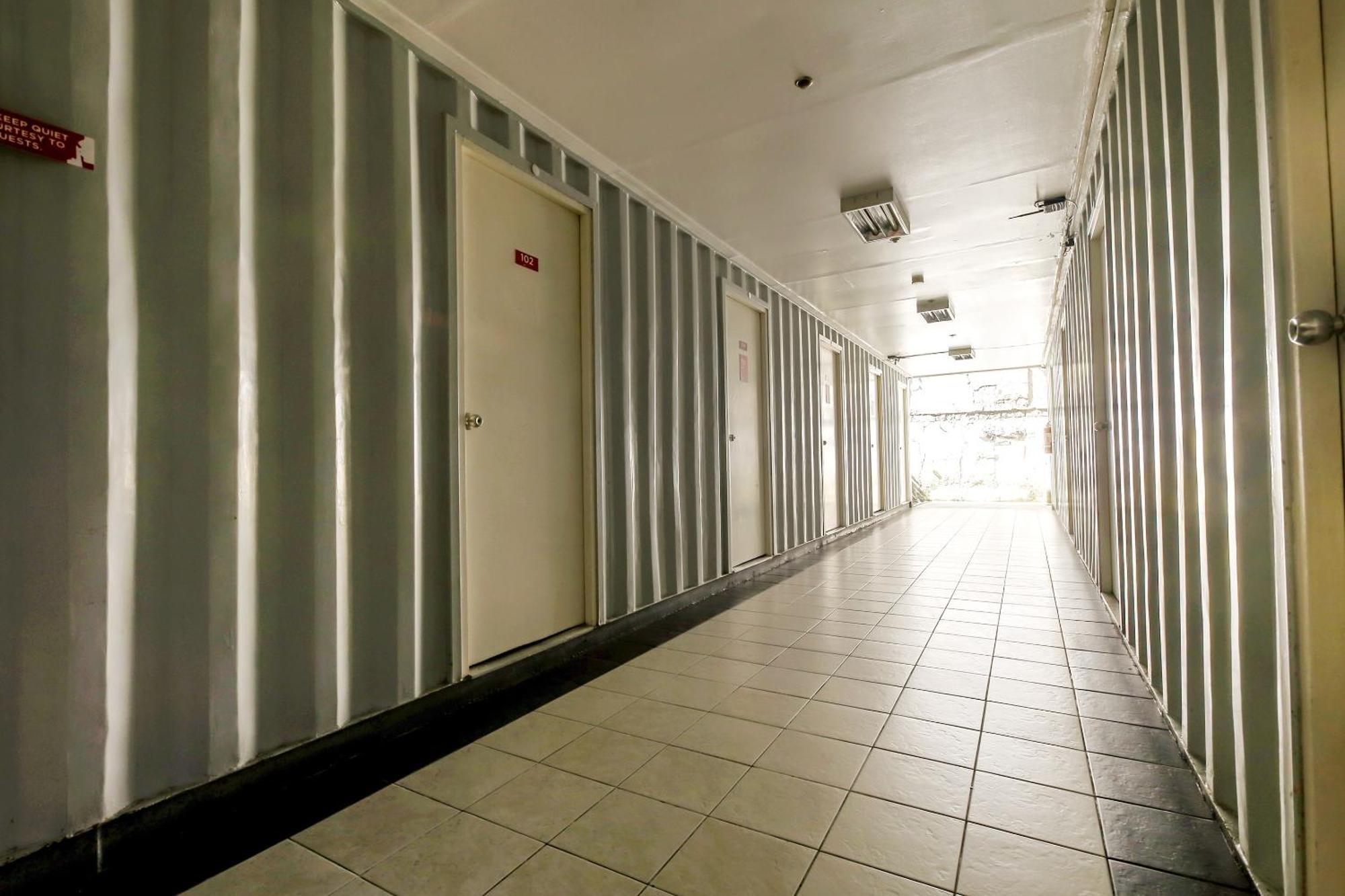 Metro Deluxe Residences Pasay Exterior foto